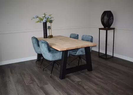 Eettafel met A-poot en 4 velvet eetkamerstoelen blauw