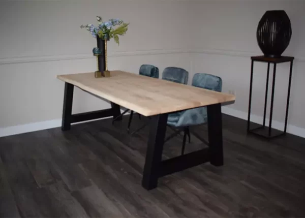 Lange recht eettafel met A-poot zwart en 3 stoelen