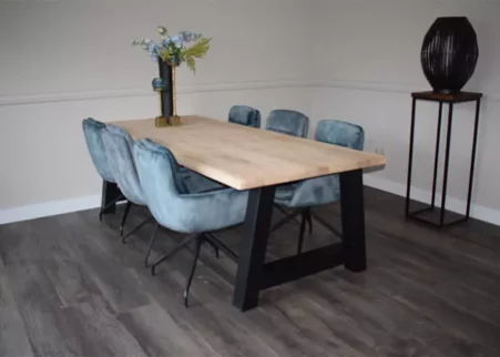 Lange recht eettafel met A-poot zwart en 6 stoelen