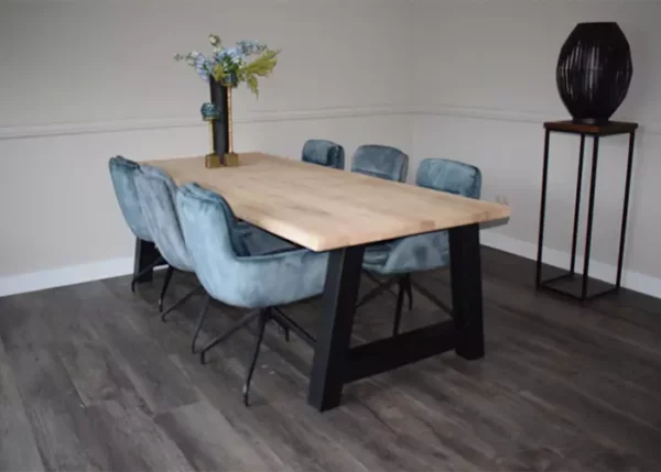 Lange recht eettafel met A-poot zwart en 6 stoelen