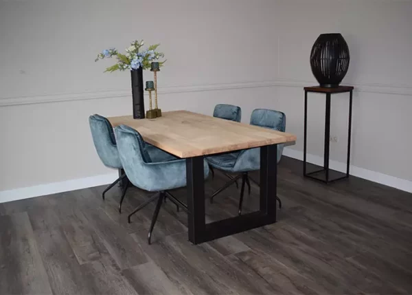 Rechte eettafel met U-poot en 4 blauwe stoelen met velvetstof