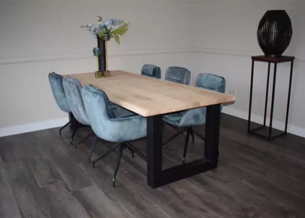 Lange rechte eettafel met U-poot en 6 blauwe stoelen met velvetstof aan de zijde