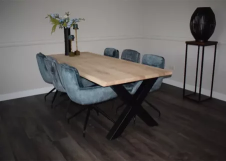 Lange eettafel met zwarte X-poot met 3 eetkamerstoelen aan beide kanten