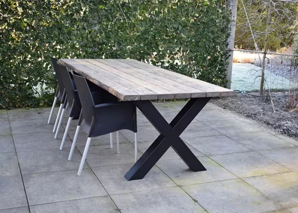 Buitentafel Quinn met drie zwarte stoelen aan een zijde.