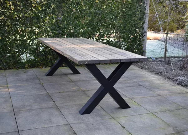 Boomstamtafel buiten Quinn zonder stoelen. Enkel de tafel in de tuin.