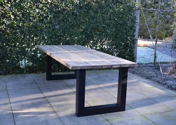 Boomstamtafel buiten Quinn met een U-poot zonder stoelen.