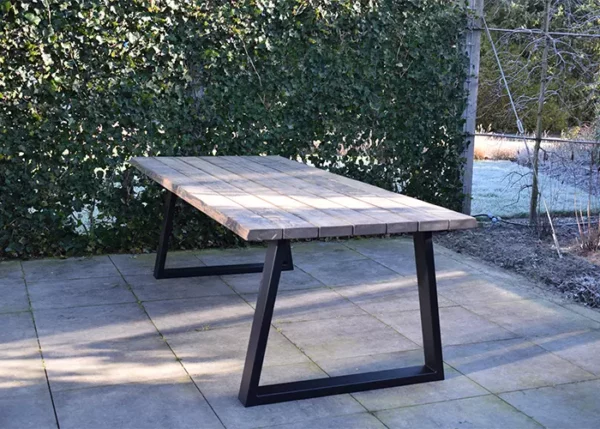 Boomstamtafel buiten Quinn met een trapeze-poot zonder stoelen.