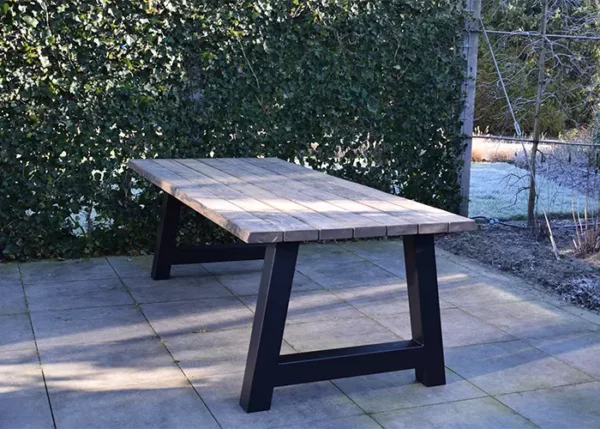 Boomstamtafel buiten Quinn met een A-poot zonder stoelen.